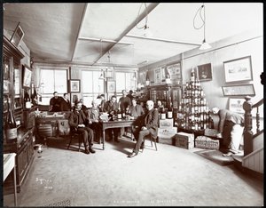 Grupo de homens bebendo vinho no GL Nicholas, vinho e licores, 43 Beaver Street, Nova York, 1895 (impressão de gelatina de prata)